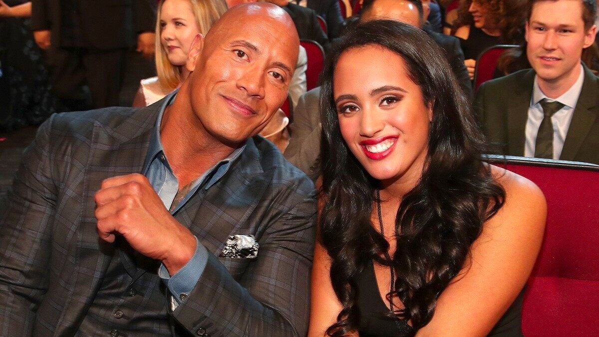 Filha de The Rock assina com a WWE